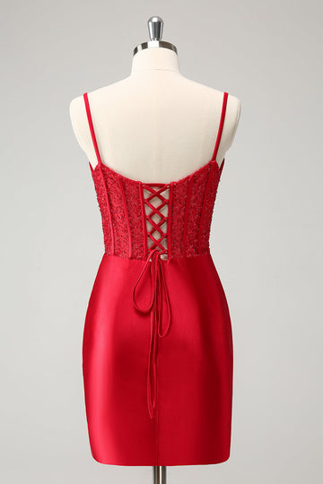 Elegante vestido de cóctel de satén ajustado con tirantes finos rojos y abertura